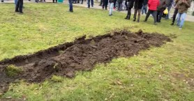 „Pentru a fi auziți”: Agricultorii au blocat bulevardul Ștefan cel Mare și au ARAT gazonul din preajma Catedralei
